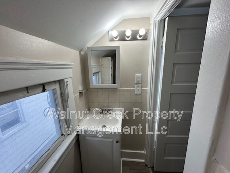 1 Bed - 1 Bath in Elyria - Above Garage Unit property image