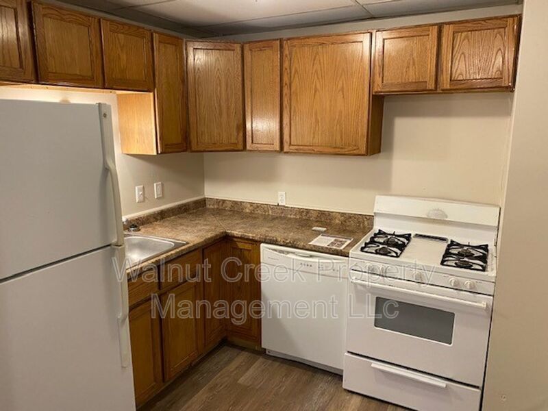 Large 3 bedroom townhouse across from Oakwood Park! property image