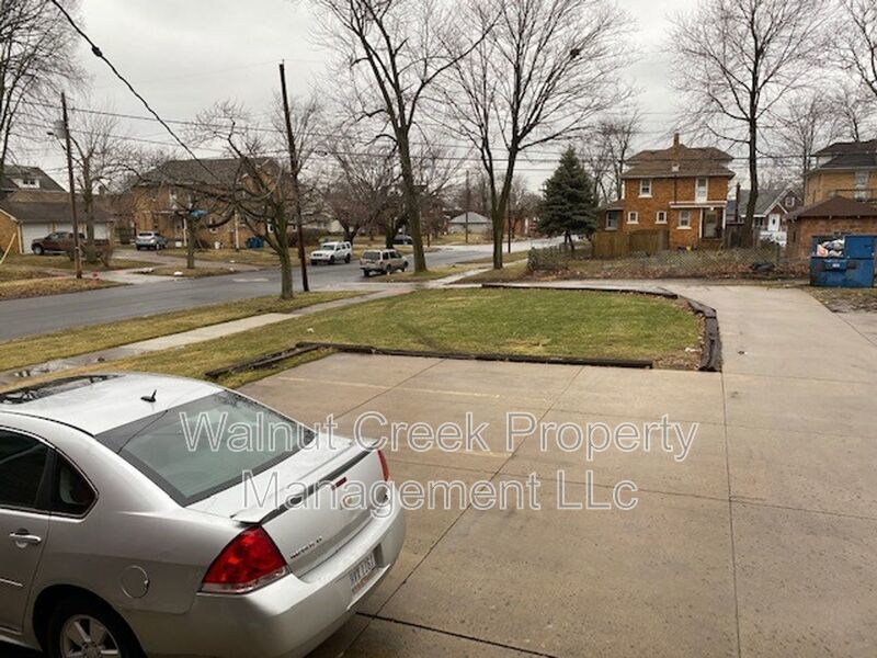 Large 3 bedroom townhouse across from Oakwood Park! property image