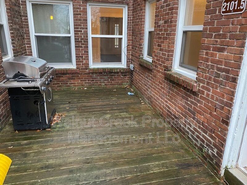 Large 3 bedroom townhouse across from Oakwood Park! property image